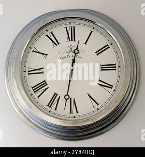 Horloge sur un mur blanc. Banque D'Images