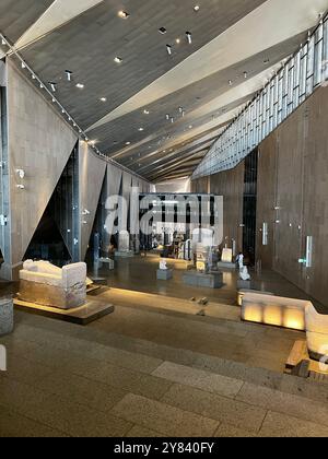 Les monuments égyptiens antiques rencontrent un design moderne au Grand Egyptian Museum Banque D'Images