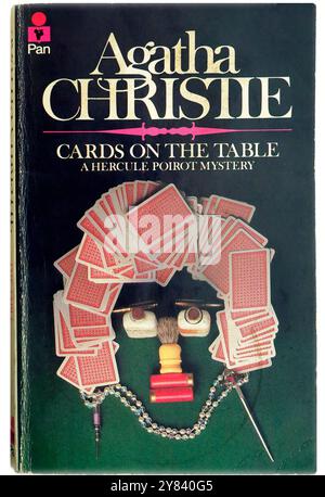 Agatha Christie - cartes sur la table - Un mystère Hercule Poirot. Couverture du livre, installation du studio. Banque D'Images