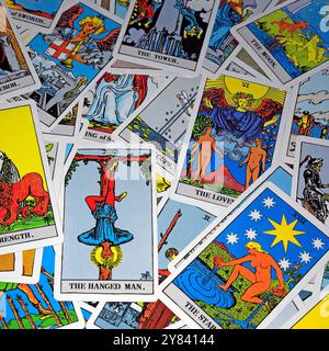 Tarot cartes Spread Out - l'homme pendu sur le dessus - studio mis en place. Banque D'Images