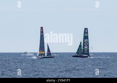 Barcelone, Espagne. 02 octobre 2024. Luna Rossa et Ineos vus se rapprocher lors de la finale de la coupe de l'America 37. La finale de la Coupe de l'America met en vedette Luna Rossa Prada Pirelli (Italie) contre INEOS Team UK (Grande-Bretagne) dans une bataille intense pour la suprématie de la voile dans les eaux de Barcelone. Crédit : SOPA images Limited/Alamy Live News Banque D'Images