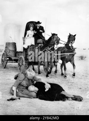 Maria Schell, Glenn Ford (tous deux en wagon couvert), Aline McMahon, Robert Keith (tous deux au sol), sur le plateau du film WESTERN, 'Cimarron', MGM, 1960 Banque D'Images