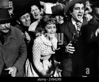 Maria Schell (au centre), sur le plateau du film WESTERN, 'Cimarron', MGM, 1960 Banque D'Images