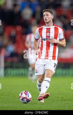 2 octobre 2024 ; stade Bet365, Stoke, Staffordshire, Angleterre; EFL Championship Football, Stoke City contre Portsmouth ; Jordan Thompson de Stoke City Banque D'Images