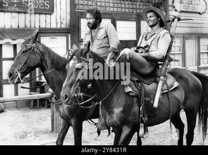 Bud Spencer (à gauche), Terence Hill, (à droite), sur le plateau du film WESTERN italien, 'Trinity is Still My Name', titre italien : 'continuavano a chiamarlo Trinità', Avco Embassy Pictures, 1971 Banque D'Images