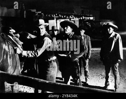 Jack Lemmon (à gauche), sur le plateau du film WESTERN, ''Cowboy', Columbia Pictures, 1958 Banque D'Images