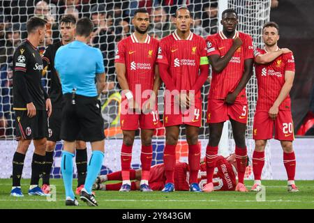 Liverpool, Royaume-Uni. 02 octobre 2024. Liverpool forme un mur lors du match UEFA Champions League - League Stage match Liverpool vs Bologna à Anfield, Liverpool, Royaume-Uni, le 2 octobre 2024 (photo de Craig Thomas/News images) à Liverpool, Royaume-Uni, le 02/10/2024. (Photo de Craig Thomas/News images/SIPA USA) crédit : SIPA USA/Alamy Live News Banque D'Images
