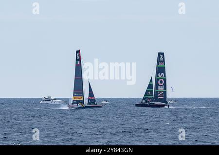 Barcelone, Espagne. 02 octobre 2024. Luna Rossa et Ineos vus se rapprocher lors de la finale de la coupe de l'America 37. La finale de la Coupe de l'America met en vedette Luna Rossa Prada Pirelli (Italie) contre INEOS Team UK (Grande-Bretagne) dans une bataille intense pour la suprématie de la voile dans les eaux de Barcelone. (Photo de Simone Boccaccio/SOPA images/Sipa USA) crédit : Sipa USA/Alamy Live News Banque D'Images