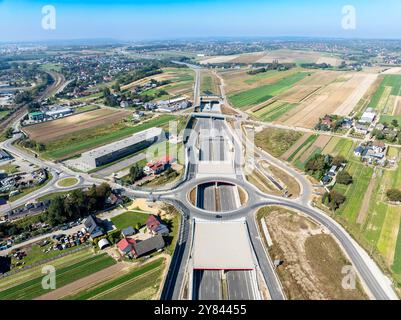 Cracovie, Pologne. Jonction d'autoroute Batowice en construction sur S53. Partie de la rocade de l'autoroute autour de Cracovie. Rond-point avec un trou à l'intérieur, viaduc Banque D'Images