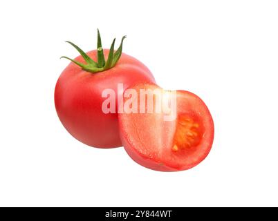 Légumes de tomate isolés sur fond blanc. Une tomate entière et une tranche coupée Banque D'Images