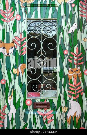 Un mur décoratif d'animaux est vu à Porto, Portugal. Banque D'Images