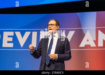 Birmingham, Royaume-Uni. 02 OCT, 2024. Tom Tugenhat, espoir de leadership, prononce son discours final de candidat à la direction alors que la conférence du parti conservateur s'achève avec les quatre candidats potentiels à la direction qui prononcent leurs discours finaux sur scène dans ce qui a été largement considéré comme une course de rétrécissement pour diriger le parti conservateur. Crédit Milo Chandler/Alamy Live News Banque D'Images