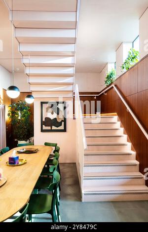 Intérieur d'un espace communautaire rénové à l'intérieur de la tour de service du brutaliste Balfron Tower brutaliste conçu à l'origine Ernő Goldfinger, Londres, Engl Banque D'Images