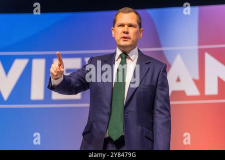 Birmingham, Royaume-Uni. 02 OCT, 2024. Robert Jenrichk, espoir de leadership, prononce son discours principal final de candidat à la direction alors que la conférence du parti conservateur s'achève avec les quatre candidats potentiels à la direction qui prononcent leurs discours finaux sur scène dans ce qui a été largement considéré comme une course de rétrécissement pour diriger le parti conservateur. Crédit Milo Chandler/Alamy Live News Banque D'Images