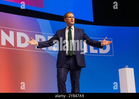 Birmingham, Royaume-Uni. 02 OCT, 2024. Robert Jenrichk, espoir de leadership, prononce son discours principal final de candidat à la direction alors que la conférence du parti conservateur s'achève avec les quatre candidats potentiels à la direction qui prononcent leurs discours finaux sur scène dans ce qui a été largement considéré comme une course de rétrécissement pour diriger le parti conservateur. Crédit Milo Chandler/Alamy Live News Banque D'Images