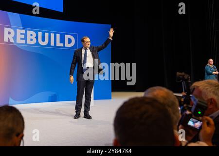 Birmingham, Royaume-Uni. 02 OCT, 2024. Tom Tugenhat fait des vagues de la scène alors que la conférence du parti conservateur se terminait avec les quatre candidats potentiels à la direction qui prononçaient les derniers discours sur scène dans ce qui a été largement considéré comme une course de rétrécissement pour diriger le parti conservateur. Crédit Milo Chandler/Alamy Live News Banque D'Images