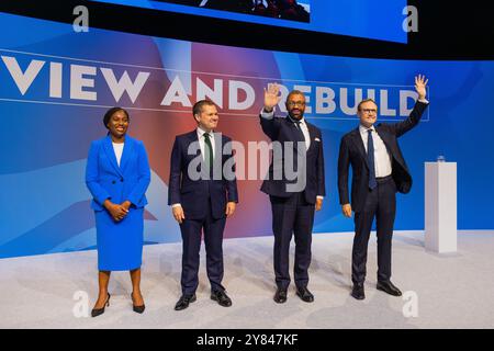 Birmingham, Royaume-Uni. 02 OCT, 2024. Quatre candidats potentiels à la direction, Tom Tugenhat, James Smarverly, Robert Jenrichk et Kemi Badenoch sur scène ensemble pour la première fois alors que la conférence du parti conservateur prenait fin avec les quatre candidats potentiels à la direction prononçant les derniers discours sur scène dans ce qui a été largement considéré comme une course de plus en plus étroite pour diriger le parti conservateur. Crédit Milo Chandler/Alamy Live News Banque D'Images