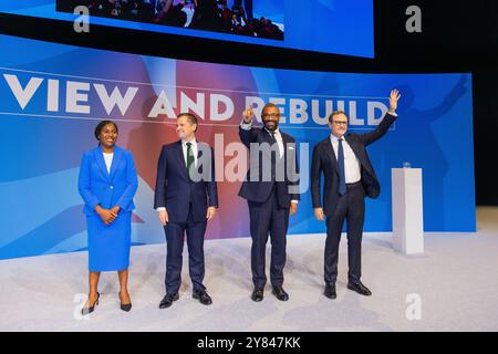 Birmingham, Royaume-Uni. 02 OCT, 2024. Quatre candidats potentiels à la direction, Tom Tugenhat, James Smarverly, Robert Jenrichk et Kemi Badenoch sur scène ensemble pour la première fois alors que la conférence du parti conservateur prenait fin avec les quatre candidats potentiels à la direction prononçant les derniers discours sur scène dans ce qui a été largement considéré comme une course de plus en plus étroite pour diriger le parti conservateur. Crédit Milo Chandler/Alamy Live News Banque D'Images