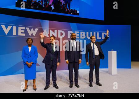 Birmingham, Royaume-Uni. 02 OCT, 2024. Quatre candidats potentiels à la direction, Tom Tugenhat, James Smarverly, Robert Jenrichk et Kemi Badenoch sur scène ensemble pour la première fois alors que la conférence du parti conservateur prenait fin avec les quatre candidats potentiels à la direction prononçant les derniers discours sur scène dans ce qui a été largement considéré comme une course de plus en plus étroite pour diriger le parti conservateur. Crédit Milo Chandler/Alamy Live News Banque D'Images