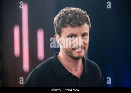 Cologne, Allemagne. 02 octobre 2024. Le podcasteur et présentateur Tommi Schmitt est dans le studio WDR pour le programme Kölner Treff. Crédit : Oliver Berg/dpa/Alamy Live News Banque D'Images