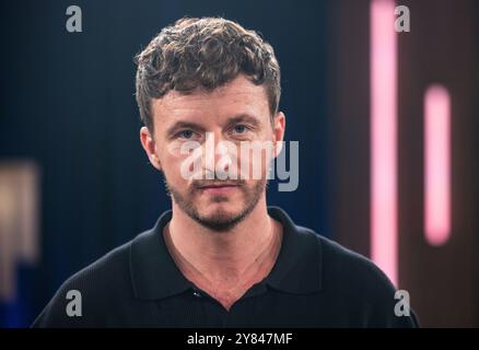 Cologne, Allemagne. 02 octobre 2024. Le podcasteur et présentateur Tommi Schmitt est dans le studio WDR pour le programme Kölner Treff. Crédit : Oliver Berg/dpa/Alamy Live News Banque D'Images