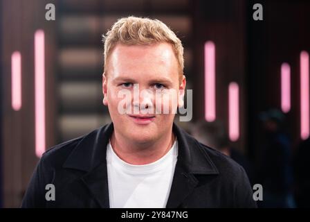 Cologne, Allemagne. 02 octobre 2024. L’artiste Leon Löwentraut est dans le studio WDR pour le programme Kölner Treff. Crédit : Oliver Berg/dpa/Alamy Live News Banque D'Images