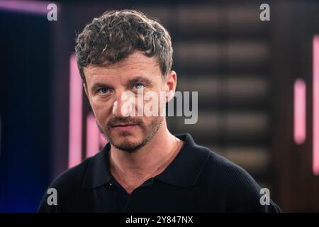 Cologne, Allemagne. 02 octobre 2024. Le podcasteur et présentateur Tommi Schmitt est dans le studio WDR pour le programme Kölner Treff. Crédit : Oliver Berg/dpa/Alamy Live News Banque D'Images