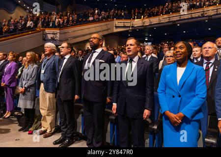 Birmingham, Royaume-Uni. 02 OCT, 2024. Quatre candidats potentiels à la direction, Tom Tugenhat, James Smarverly, Robert Jenrichk et Kemi Badenoch chantent l'hymne national alors que la conférence du parti conservateur s'achève avec les quatre candidats potentiels à la direction prononçant les derniers discours sur scène dans ce qui a été largement considéré comme une course de rétrécissement pour diriger le parti conservateur. Crédit Milo Chandler/Alamy Live News Banque D'Images