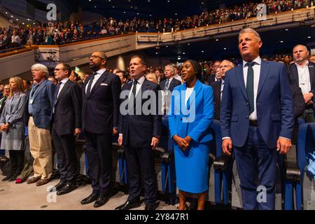 Birmingham, Royaume-Uni. 02 OCT, 2024. Quatre candidats potentiels à la direction, Tom Tugenhat, James Smarverly, Robert Jenrichk et Kemi Badenoch chantent l'hymne national alors que la conférence du parti conservateur s'achève avec les quatre candidats potentiels à la direction prononçant les derniers discours sur scène dans ce qui a été largement considéré comme une course de rétrécissement pour diriger le parti conservateur. Crédit Milo Chandler/Alamy Live News Banque D'Images