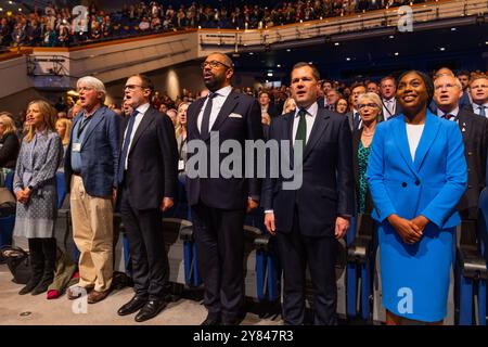 Birmingham, Royaume-Uni. 02 OCT, 2024. Quatre candidats potentiels à la direction, Tom Tugenhat, James Smarverly, Robert Jenrichk et Kemi Badenoch chantent l'hymne national alors que la conférence du parti conservateur s'achève avec les quatre candidats potentiels à la direction prononçant les derniers discours sur scène dans ce qui a été largement considéré comme une course de rétrécissement pour diriger le parti conservateur. Crédit Milo Chandler/Alamy Live News Banque D'Images