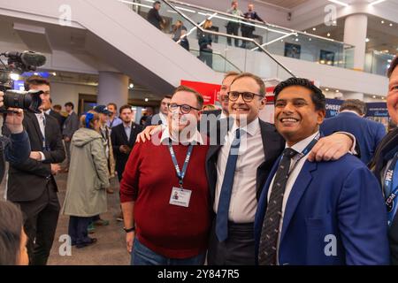 Birmingham, Royaume-Uni. 02 OCT, 2024. Tom Tugenhat pose pour des photographies alors que la conférence du parti conservateur se terminait avec les quatre candidats potentiels à la direction qui prononçaient les derniers discours sur scène dans ce qui a été largement considéré comme une course de rétrécissement pour diriger le parti conservateur. Crédit Milo Chandler/Alamy Live News Banque D'Images