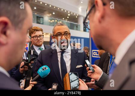 Birmingham, Royaume-Uni. 02 OCT, 2024. James fait habilement des entrevues avec les médias alors que la conférence du parti conservateur se terminait avec les quatre candidats potentiels à la direction faisant des discours finaux sur scène dans ce qui a été largement considéré comme une course de rétrécissement pour diriger le parti conservateur. Crédit Milo Chandler/Alamy Live News Banque D'Images