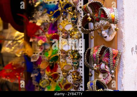 Masques de cuisine traditionnelle sur les étagères de la boutique de souvenirs de Venise Banque D'Images