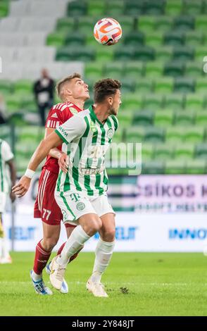 Budapest, Hongrie – 9 octobre 2022. Le milieu de terrain de Ferencvaros Balint Vecsei et le milieu de terrain de Debrecen Peter Barath lors de la ligue hongroise match Ferencvaros Banque D'Images