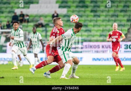 Budapest, Hongrie – 9 octobre 2022. Le milieu de terrain de Ferencvaros Balint Vecsei et le milieu de terrain de Debrecen Peter Barath lors de la ligue hongroise match Ferencvaros Banque D'Images