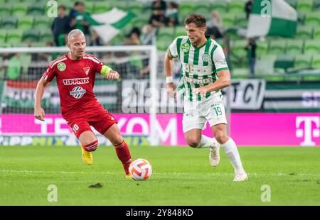 Budapest, Hongrie – 9 octobre 2022. Le milieu de terrain de Ferencvaros Balint Vecsei et l'ailier de Debrecen Balazs Dzsudzsak lors du match de Liga hongrois Ferencvaros Banque D'Images