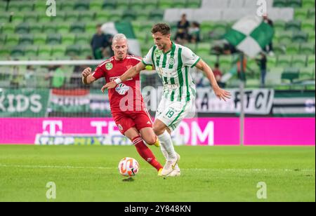 Budapest, Hongrie – 9 octobre 2022. Le milieu de terrain de Ferencvaros Balint Vecsei et l'ailier de Debrecen Balazs Dzsudzsak lors du match de Liga hongrois Ferencvaros Banque D'Images