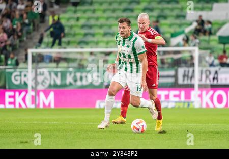 Budapest, Hongrie – 9 octobre 2022. Le milieu de terrain de Ferencvaros Balint Vecsei et l'ailier de Debrecen Balazs Dzsudzsak lors du match de Liga hongrois Ferencvaros Banque D'Images