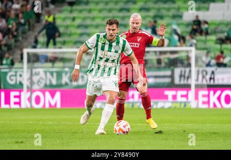 Budapest, Hongrie – 9 octobre 2022. Le milieu de terrain de Ferencvaros Balint Vecsei et l'ailier de Debrecen Balazs Dzsudzsak lors du match de Liga hongrois Ferencvaros Banque D'Images