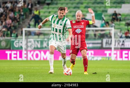 Budapest, Hongrie – 9 octobre 2022. Le milieu de terrain de Ferencvaros Balint Vecsei et l'ailier de Debrecen Balazs Dzsudzsak lors du match de Liga hongrois Ferencvaros Banque D'Images