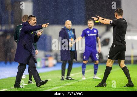 Zagreb, Croatie. 02 octobre 2024. ZAGREB, CROATIE - 2 OCTOBRE : Nenad Bjelica, entraîneur-chef du Dinamo Zagreb, et Harm Osmers, en conversation lors du match MD2 de la Ligue des champions 2024/25 de l'UEFA entre GNK Dinamo et AS Monaco au Maksimir Stadion le 2 octobre 2024 à Zagreb, Croatie. Photo : Luka Stanzl/PIXSELL crédit : Pixsell/Alamy Live News Banque D'Images