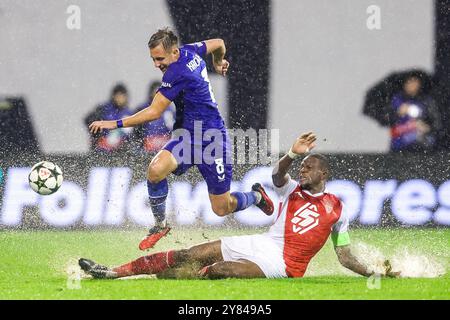 Zagreb, Croatie. 02 octobre 2024. ZAGREB, CROATIE - 2 OCTOBRE : Lukas Kacavenda du Dinamo Zagreb en action contre Denis Zakaria de Monaco lors du match de phase MD2 de la Ligue des champions 2024/25 de l'UEFA entre GNK Dinamo et AS Monaco au Maksimir Stadion le 2 octobre 2024 à Zagreb, Croatie. Photo : Luka Stanzl/PIXSELL crédit : Pixsell/Alamy Live News Banque D'Images