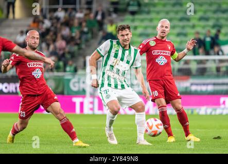 Budapest, Hongrie – 9 octobre 2022. Le milieu de terrain de Ferencvaros Balint Vecsei avec les joueurs de Debrecen Jozsef Varga et Balazs Dzsudzsak pendant le Lig hongrois Banque D'Images