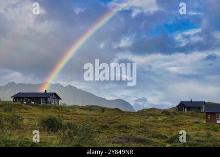 14 septembre, 2024 Îles Lofoten, Norvège Un double arc-en-ciel est bien visible au-dessus des Lodges du Lofoten Links Golf Club, Îles Lofoten, Norvège Banque D'Images
