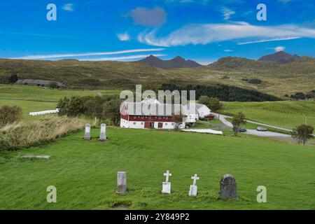 14 septembre 2024 Îles Lofoten, Norvège le petit cimetière de l'église Borg (menighet) sur l'île de Vestvageya, Îles Lofoten, Norvège Banque D'Images