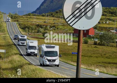 14 septembre, 2024 Îles Lofoten, Norvège petits autocars touristiques sur l'autoroute E-10 à Grundstadveien, Nordland sur Vestvageya dans les Lofoten Banque D'Images