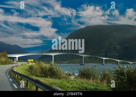 14 septembre, 2024 Îles Lofoten, Norvège Gimsoystraumen bro (pont) près de Barstrand . Gims¿ysand, Îles Lofoten, Norvège Banque D'Images