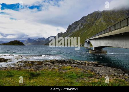 14 septembre, 2024 Îles Lofoten, Norvège Gimsoystraumen bro (pont) près de Barstrand . Gims¿ysand, Îles Lofoten, Norvège Banque D'Images