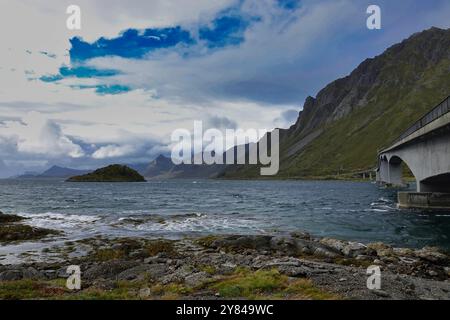 14 septembre, 2024 Îles Lofoten, Norvège Gimsoystraumen bro (pont) près de Barstrand . Gims¿ysand, Îles Lofoten, Norvège Banque D'Images