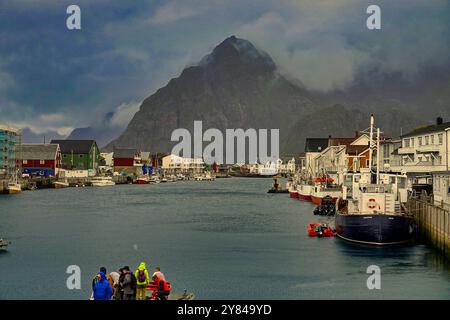 14 septembre 2024 Îles Lofoten, Norvège Port de Henningsvaer dans la municipalité de VŒgan, comté de Nordland, Îles Lofoten, Norvège Banque D'Images